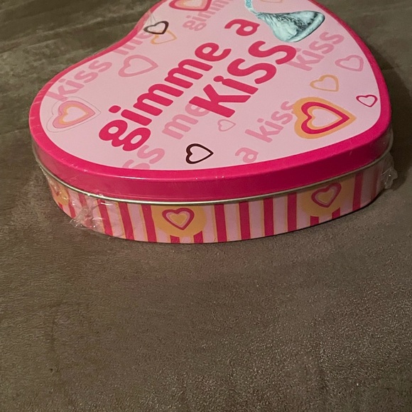 NIP collectible Hershey’s Heart Gimme A Kiss tin Valentine's Day great gift - Picture 3 of 5